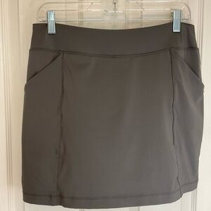 Tehama Ladies Grey stretch knit golf skort.  Size Medium